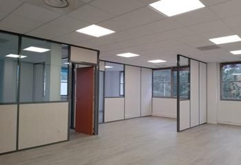 Location bureaux Saint-Genis-Laval - Proche bus et centre commercial