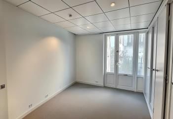 Vente bureau Paris 17, proche La Fourche, accès direct sur rue