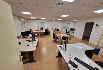 Location bureaux Chassieu - Proche Lyon, 24 parkings