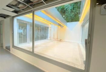 Location de bureaux à Paris 8, proche des transports et avec patio