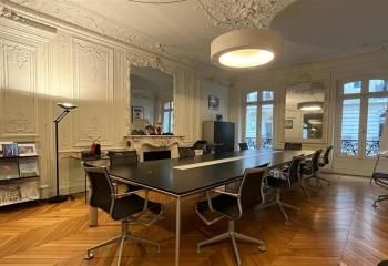 Location de bureaux à Paris 8, proche M° Miromesnil, avec ascenseur