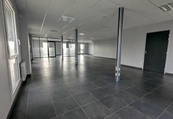 Location bureaux Boos - Proche Rouen, 11 places de parking