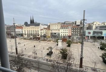 Location bureaux Clermont-Ferrand Jaude - Tram en pied d'immeuble