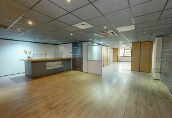 Location bureaux Villeneuve-Loubet, proche RN7 avec 3 parkings inclus