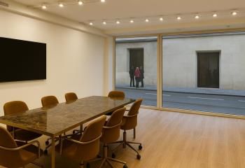 Location bureau Paris 2 - Rue dynamique et vitrine sur rue