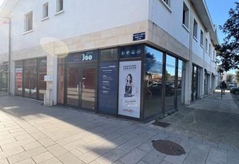 Location local commercial - 99 m²