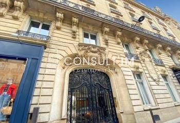 Location bureau Paris 17 - Immeuble Haussmannien, cour arborée