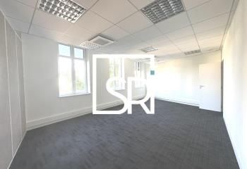 Location bureaux Clermont-Ferrand - Place de Jaude, tramway et bus