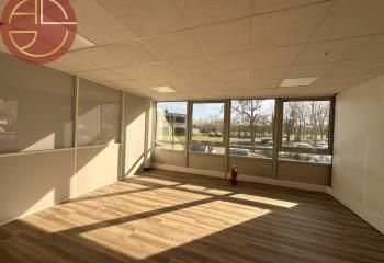 Location bureaux Labège, proche commerces, 2 places de parking