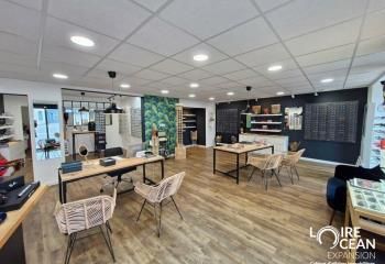 Location local commercial La Plaine-sur-Mer place centrale