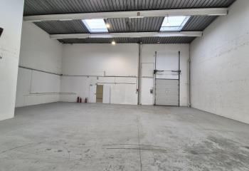 Location locaux rénovés Champs-sur-Marne - Parc clos sécurisé