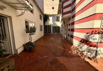 Location local commercial atypique Paris 5e - Cour Larrey