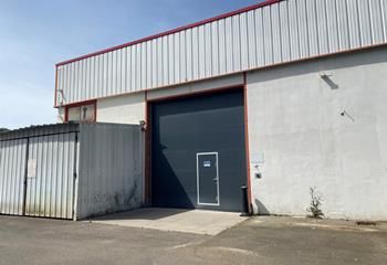 Location local stockage Pessac - Porte sectionnelle et accès PL