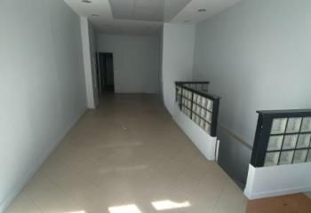Location boutique Paris 8 près métros Europe, Rome, Liège