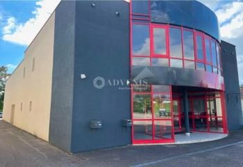 Location local commercial - 590 m²