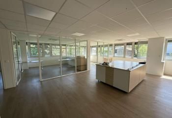 Location bureaux Caluire - Proche centre commercial et axes routiers