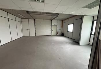 Bureaux à vendre Vaugneray - Parkings extérieurs et potentiel d'agrandissement