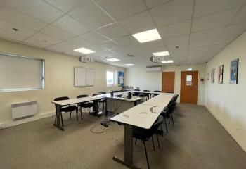 Location bureaux Claye-Souilly - Proche commerces et parking