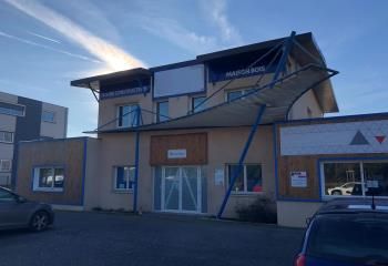 Location bureaux Floirac, proche tramway et rocade, 2 places de parking