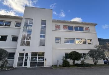 Location bureaux Gémenos - Parc arboré et vue sur les collines