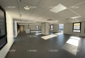 Bureaux à louer à Sassenage, nombreux stationnements extérieurs
