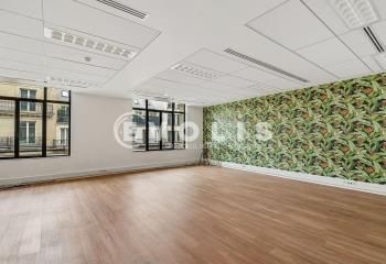 Bureaux opérés Paris 8 - Vue Tour Eiffel - Métro Miromesnil