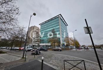 Location bureaux 2340 m² Ivry-sur-Seine - Métro, tram et bus à proximité