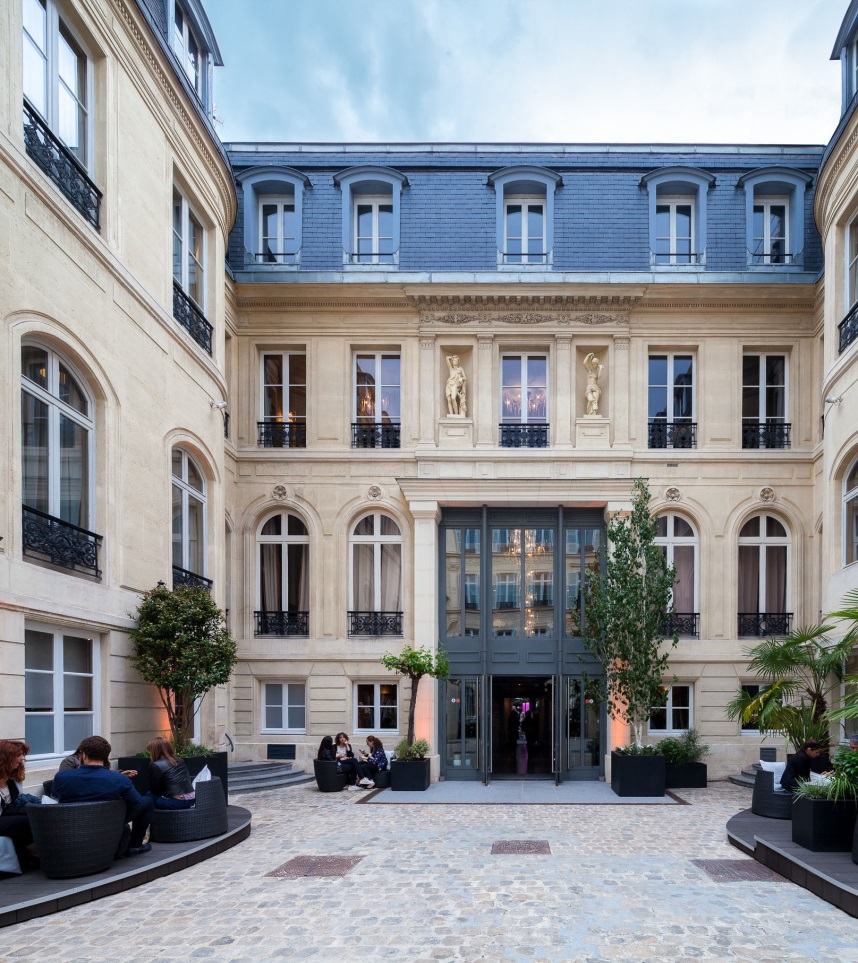 Savills France transaction vente rue de liege paris bureaux hotel particulier geolocaux
