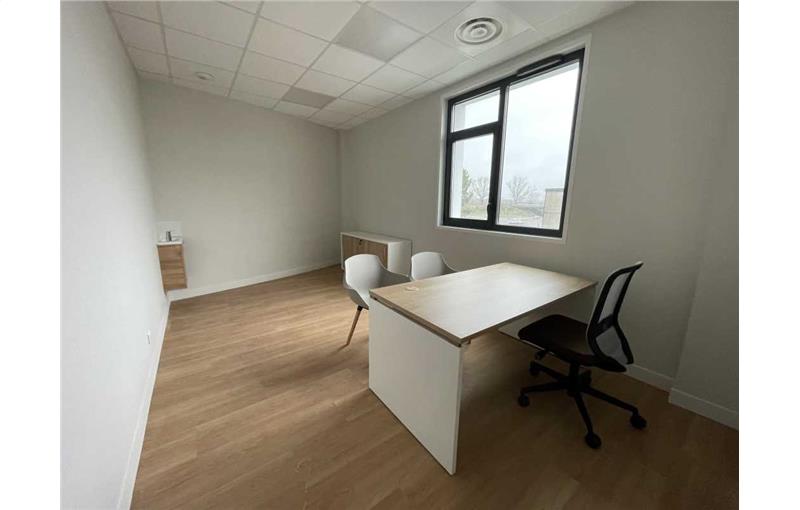 Location de bureau de 361 m² à Bruges - 33520 photo - 1