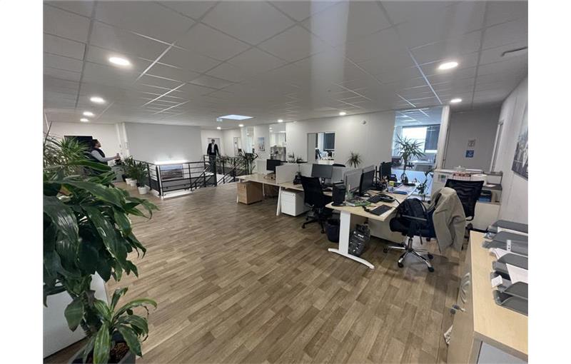 Location de bureau de 754 m² à Bruges - 33520 photo - 1