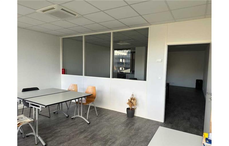 Location de bureau de 64 m² à Cergy - 95000 photo - 1