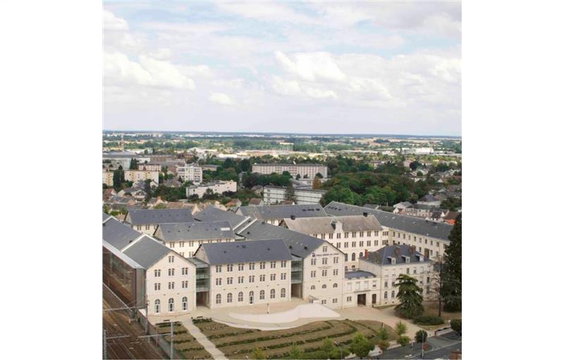 Location de bureau de 3 400 m² à Châteauroux - 36000 photo - 1