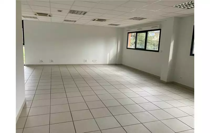 Location de bureau de 144 m² à Crolles - 38920