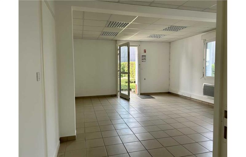 Location de bureau de 38 m² à Dury - 80480 photo - 1
