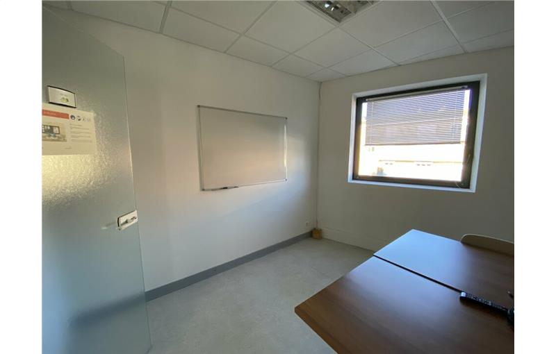 Location de bureau de 616 m² à L'Isle-Jourdain - 32600 photo - 1