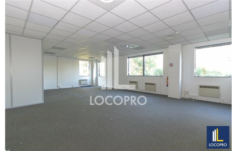 Location de bureau de 120 m² à LES-MILLES - 13290 photo - 1
