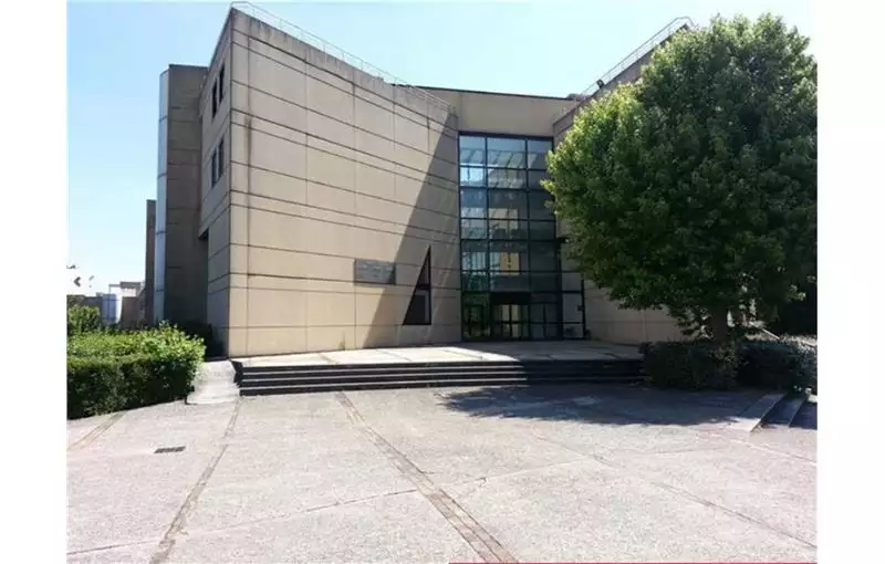 Location de bureau de 1359 m² à Lognes - 77185