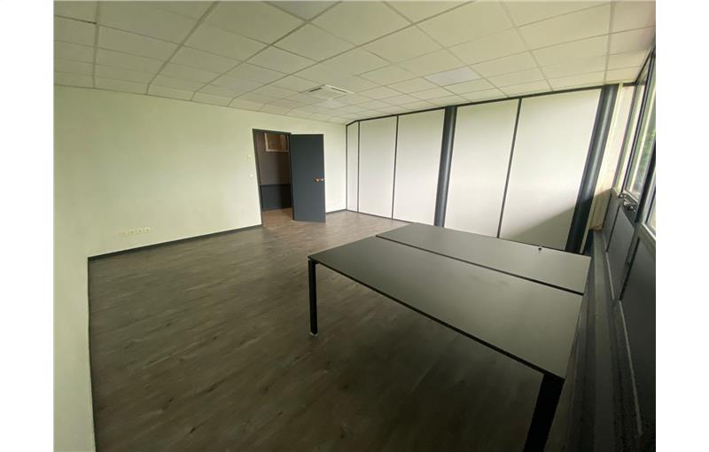 Location de bureau de 653 m² à Lognes - 77185 photo - 1