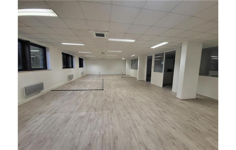 Location de bureau de 310 m² à Lognes - 77185 photo - 1