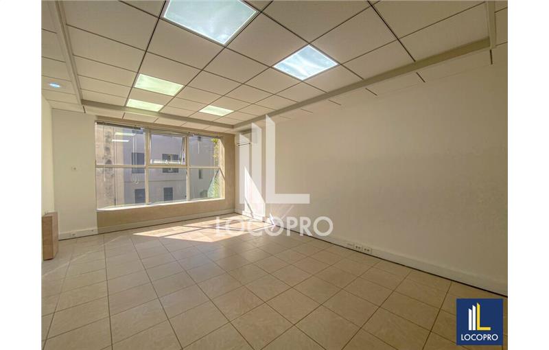 Location de bureau de 170 m² à Marignane - 13700 photo - 1