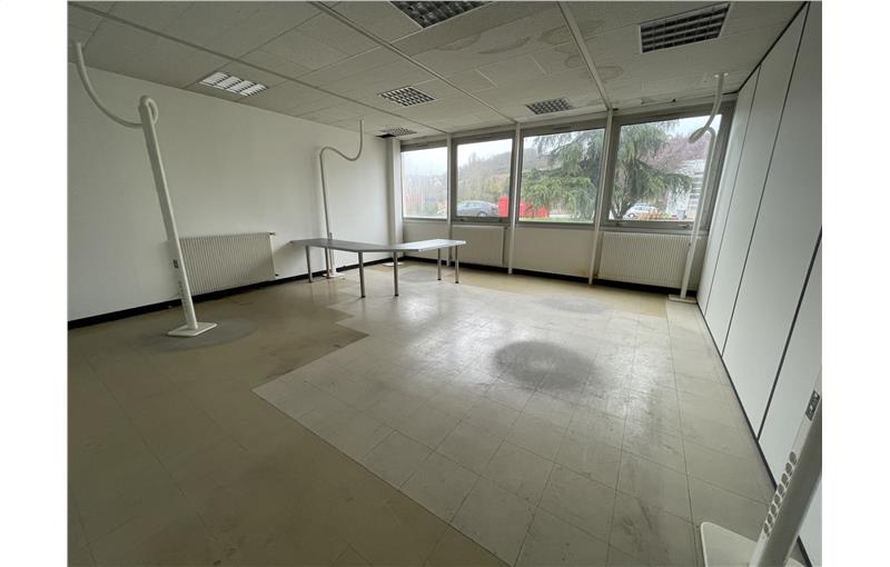 Location de bureau de 269 m² à Ménilles - 27120 photo - 1