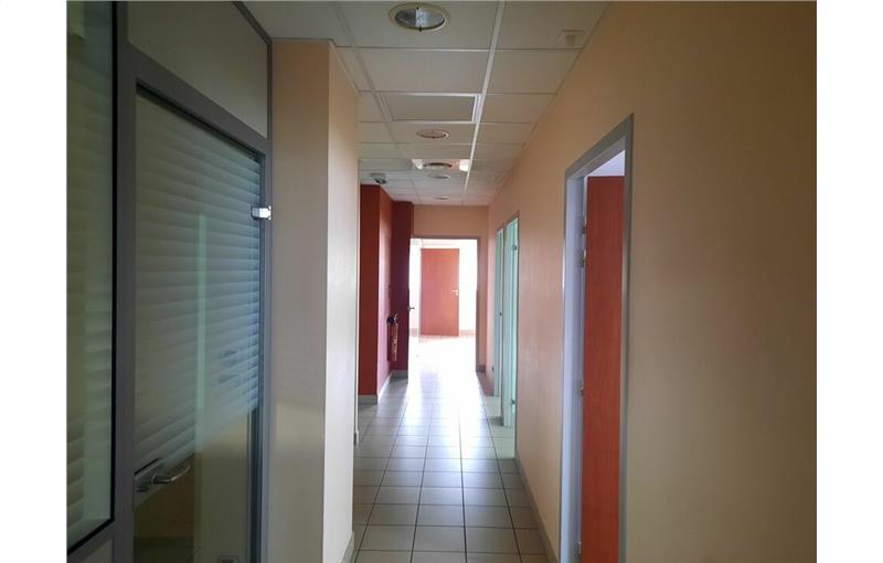 Location de bureau de 600 m² à Montbéliard - 25200 photo - 1