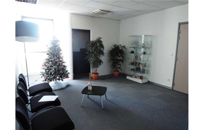 Location de bureau de 685 m² à Montévrain - 77144 photo - 1
