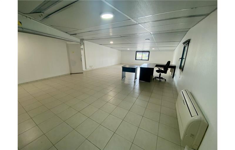 Location de bureau de 63 m² à Montussan - 33450 photo - 1