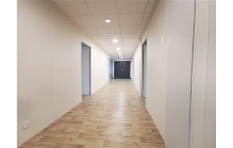 Location de bureau de 179 m² à Neuville-en-Ferrain - 59960 photo - 1
