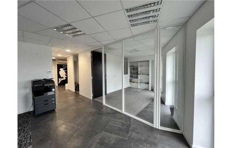 Location de bureau de 310 m² à Noyal-Châtillon-sur-Seiche - 35230 photo - 1