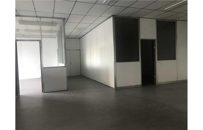 Location de bureau de 554 m² à Ris-Orangis - 91130 photo - 1