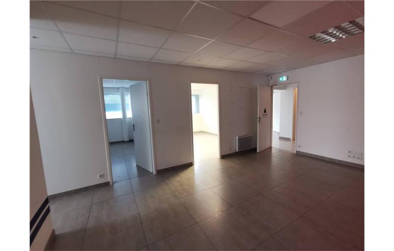 Location de bureau de 440 m² à Trégueux - 22950 photo - 1