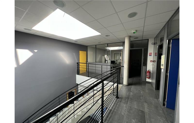 Location de bureau de 574 m² à Valence - 26000 photo - 1