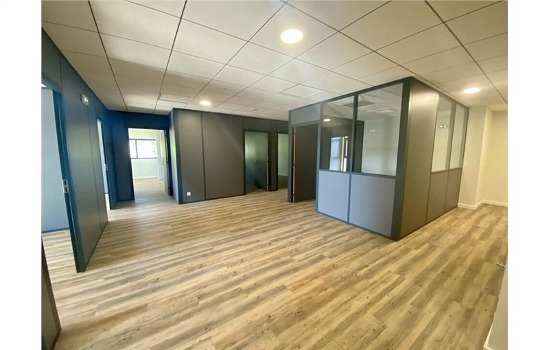 Location de bureau de 370 m² à Villenave-d'Ornon - 33140 photo - 1